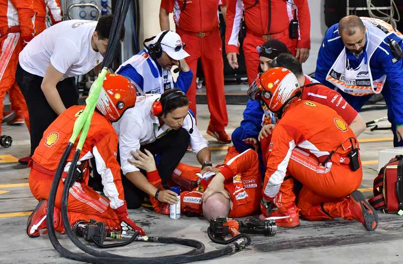 Illustration for article titled Kimi Räikkönen Runs Over Mechanic's Leg In Horrific F1 Pit Stop Mishap